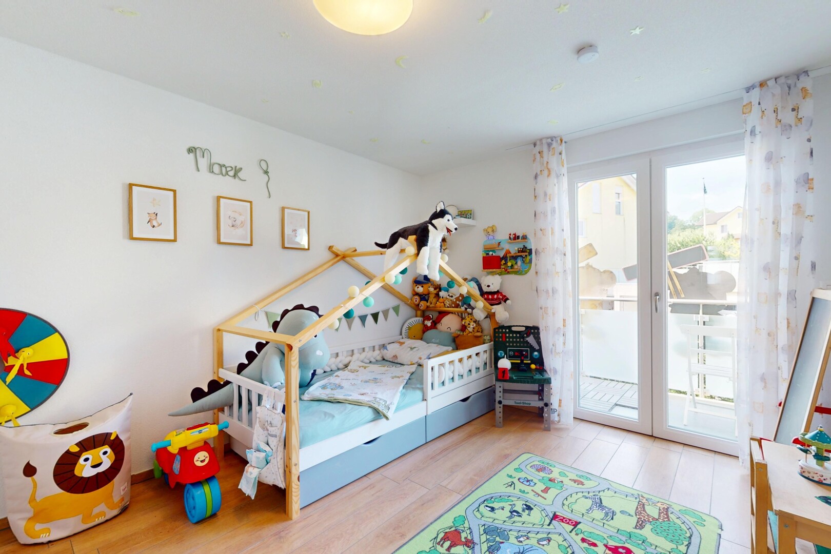chambre avec accès à l'extérieur, lumière naturelle, natural light, sol en finition bois, et wood finish floor