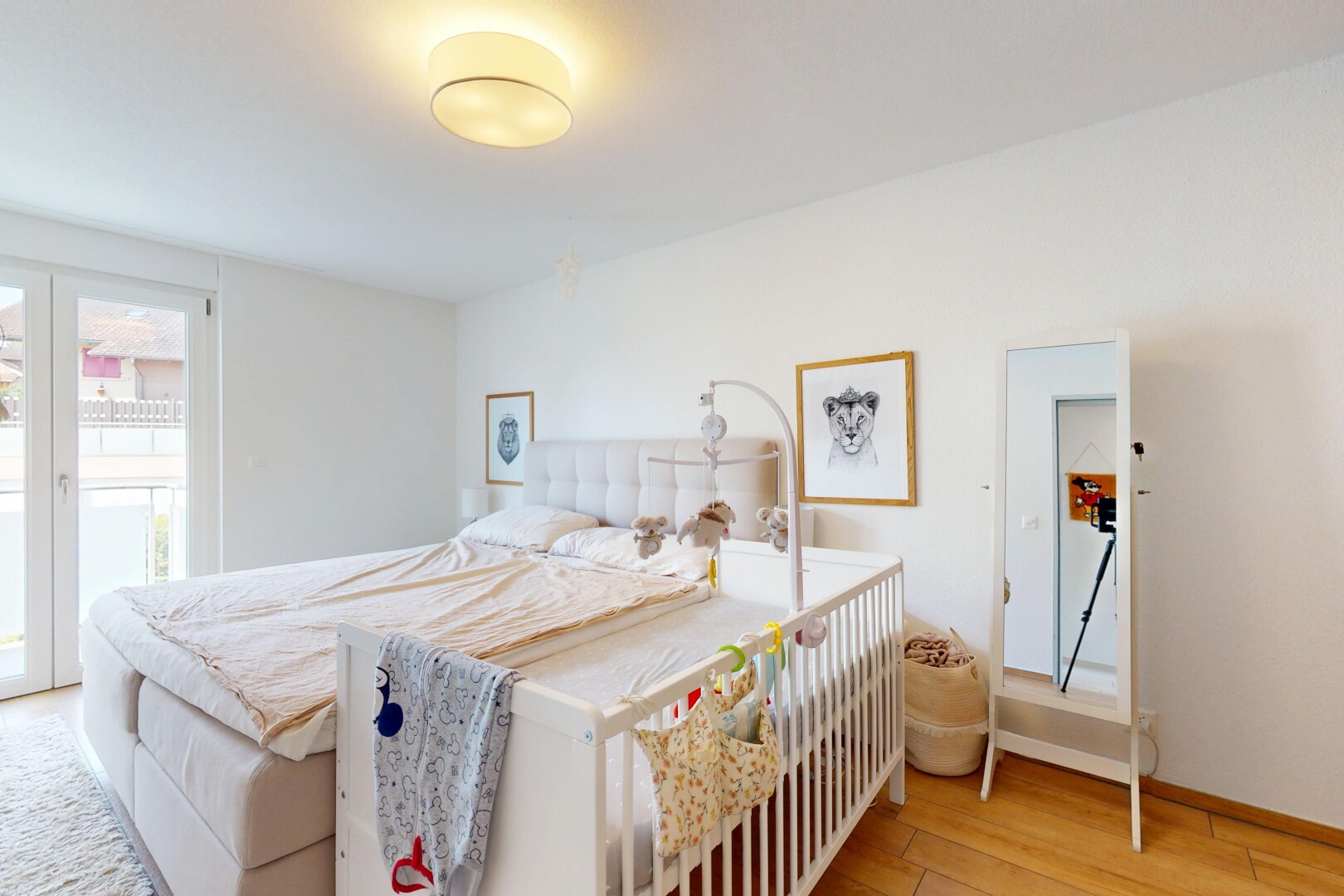 chambre avec cloison sèche, drywall, lumière naturelle, natural light, et inside property