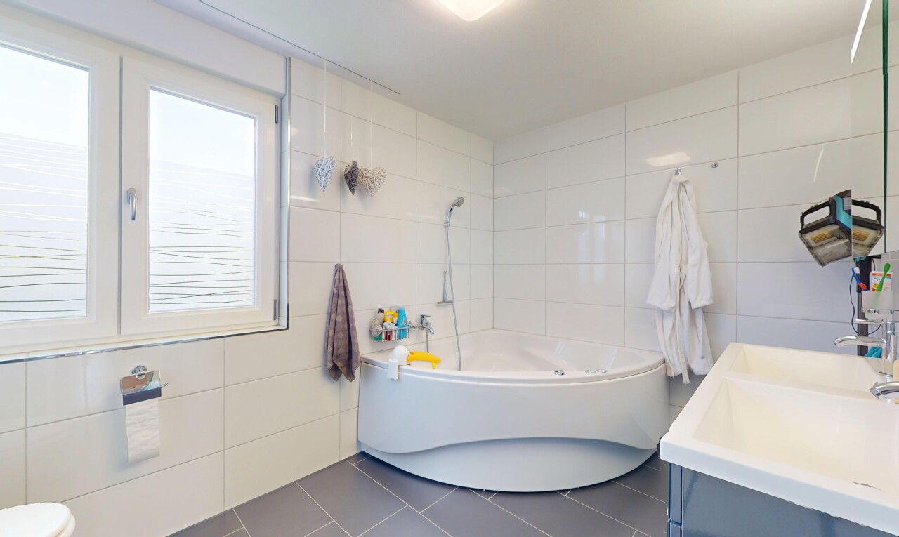 salle de bains avec tile wall, mur en carrelage, inside property, tile floor, et sol en carrelage