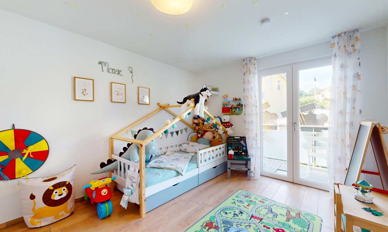 chambre avec accès à l'extérieur, lumière naturelle, natural light, sol en finition bois, et wood finish floor
