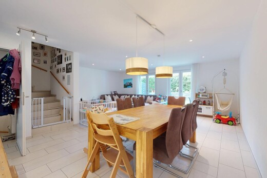 esszimmer mit deckenbeleuchtung, track lighting, natürliches licht, natural light, und fliesenboden