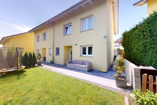 außenansicht mit trampolin, property visible, rasen, terrasse, und stuckverkleidung