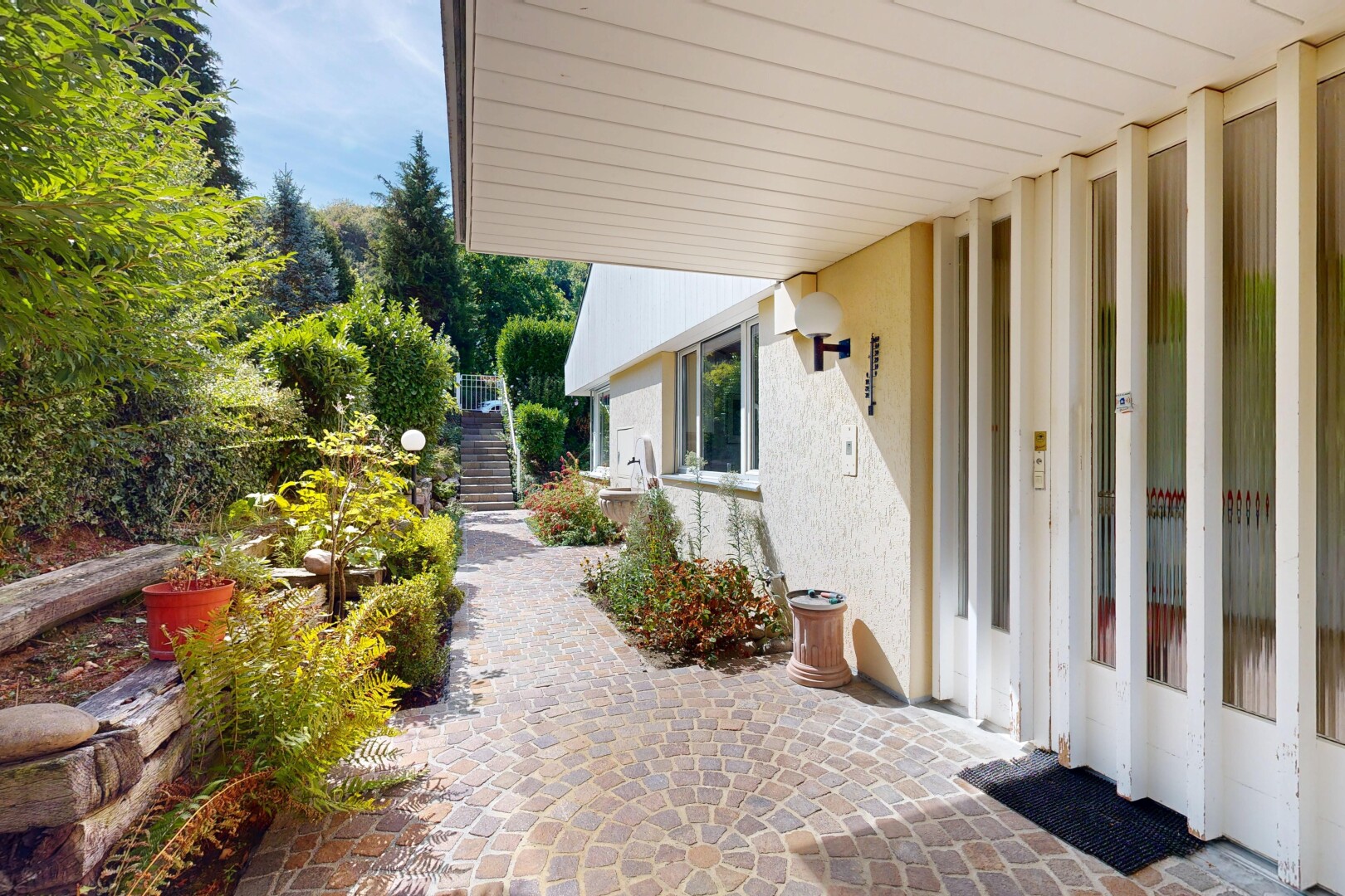 terrasse avec from property et escaliers