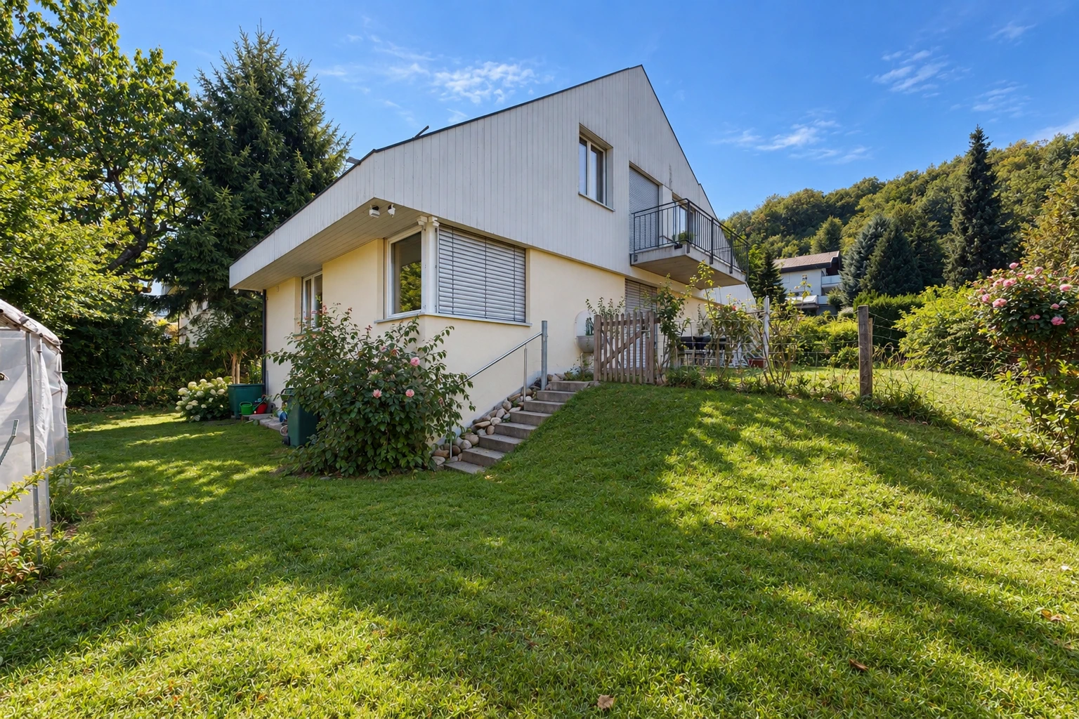 façade avec property visible, pelouse, from property, bardage vertical, et day time