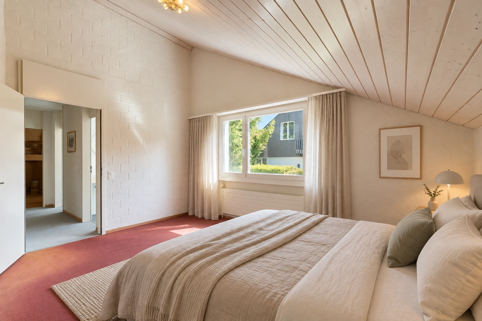 chambre avec vaulted ceiling, plafond voûté, wood ceiling, plafond en bois, et carpet