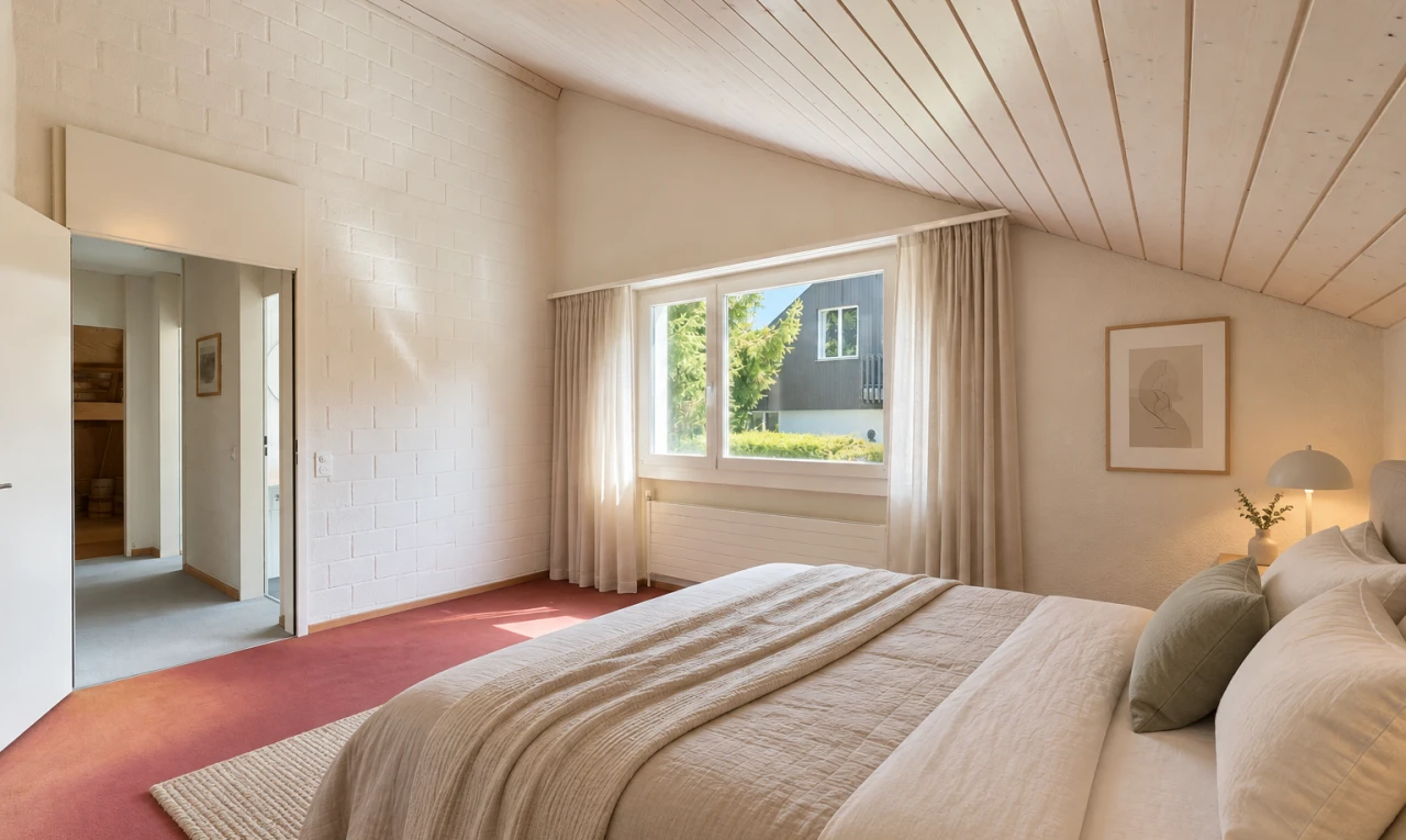 chambre avec vaulted ceiling, plafond voûté, wood ceiling, plafond en bois, et carpet