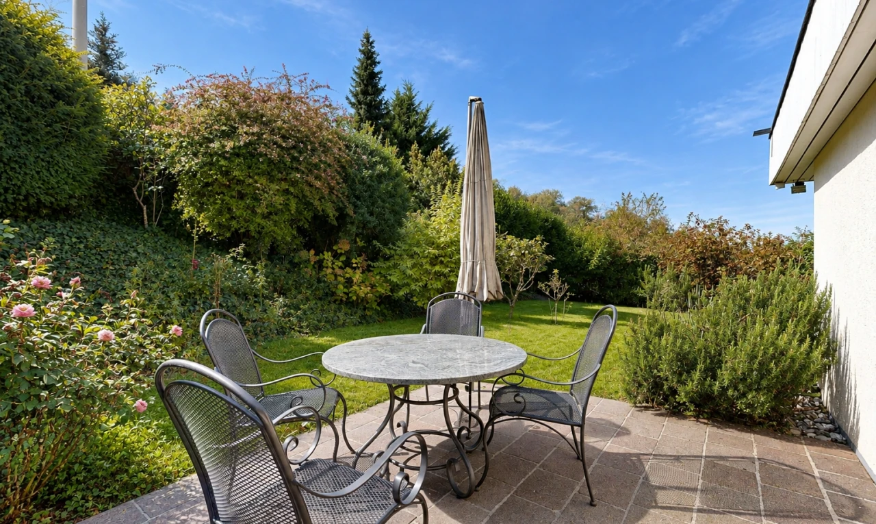 terrasse avec terrasse, coin repas extérieur, from property, day time, et pelouse