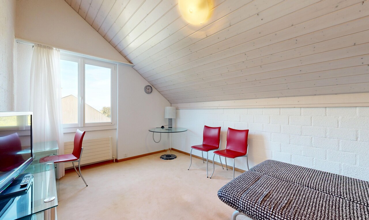 chambre avec pièce supplémentaire, plafond en bois, wood ceiling, plafond voûté, et vaulted ceiling
