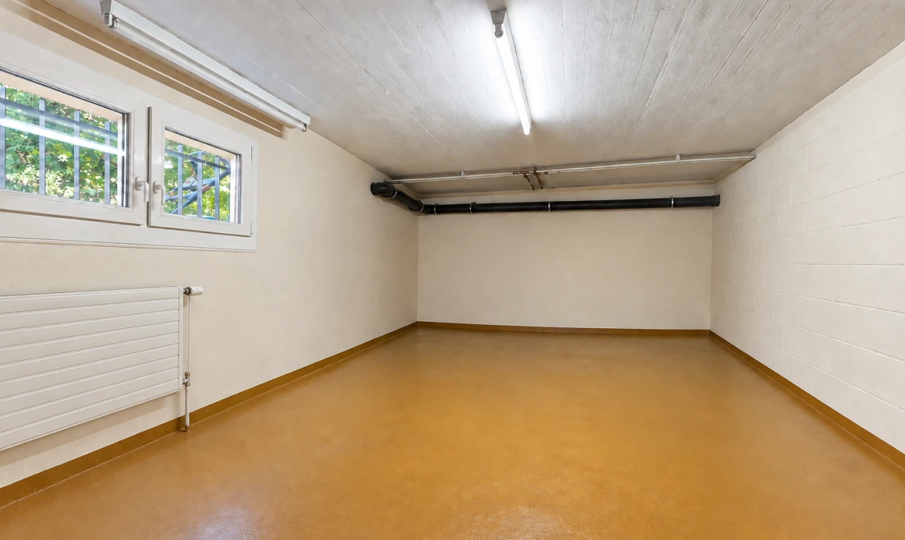 pièce vide avec radiateur, finished concrete floor, inside property, concrete floor, et sol en béton