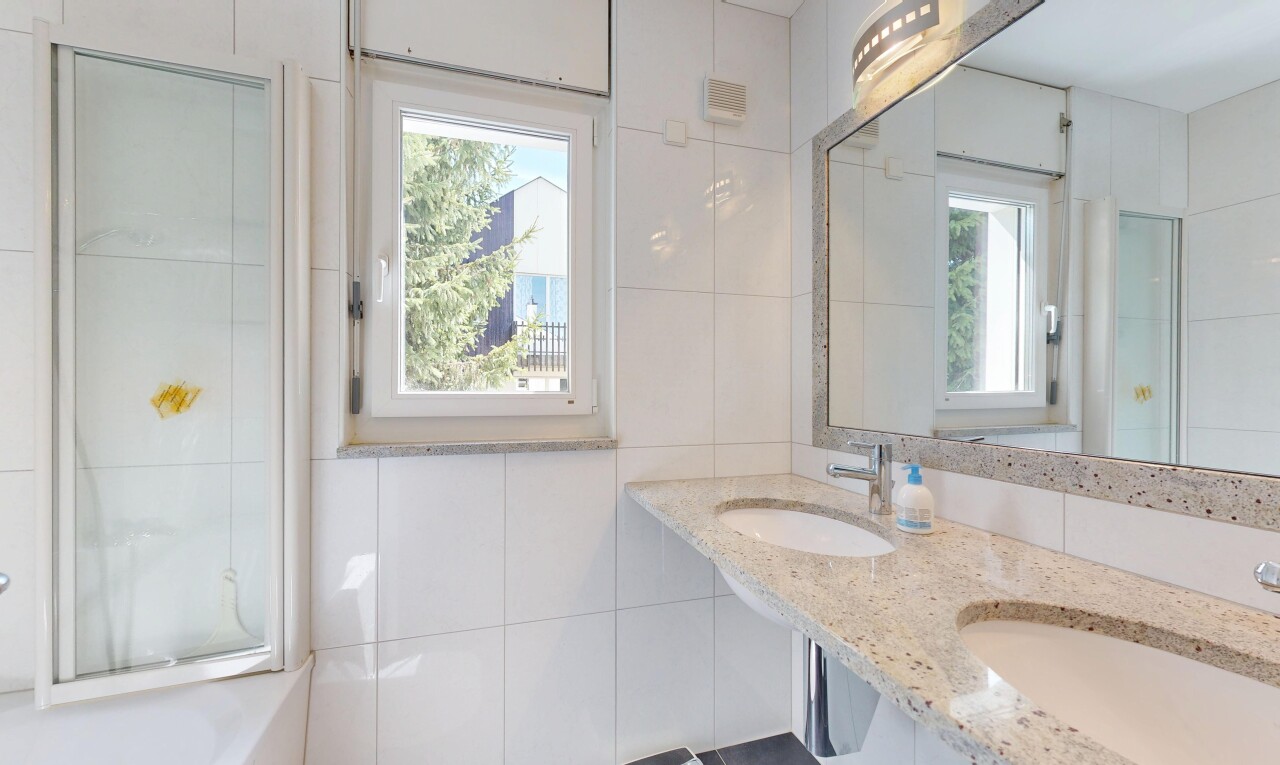 salle de bains avec salle de bain complète, tile wall, mur en carrelage, évier, et double vasque