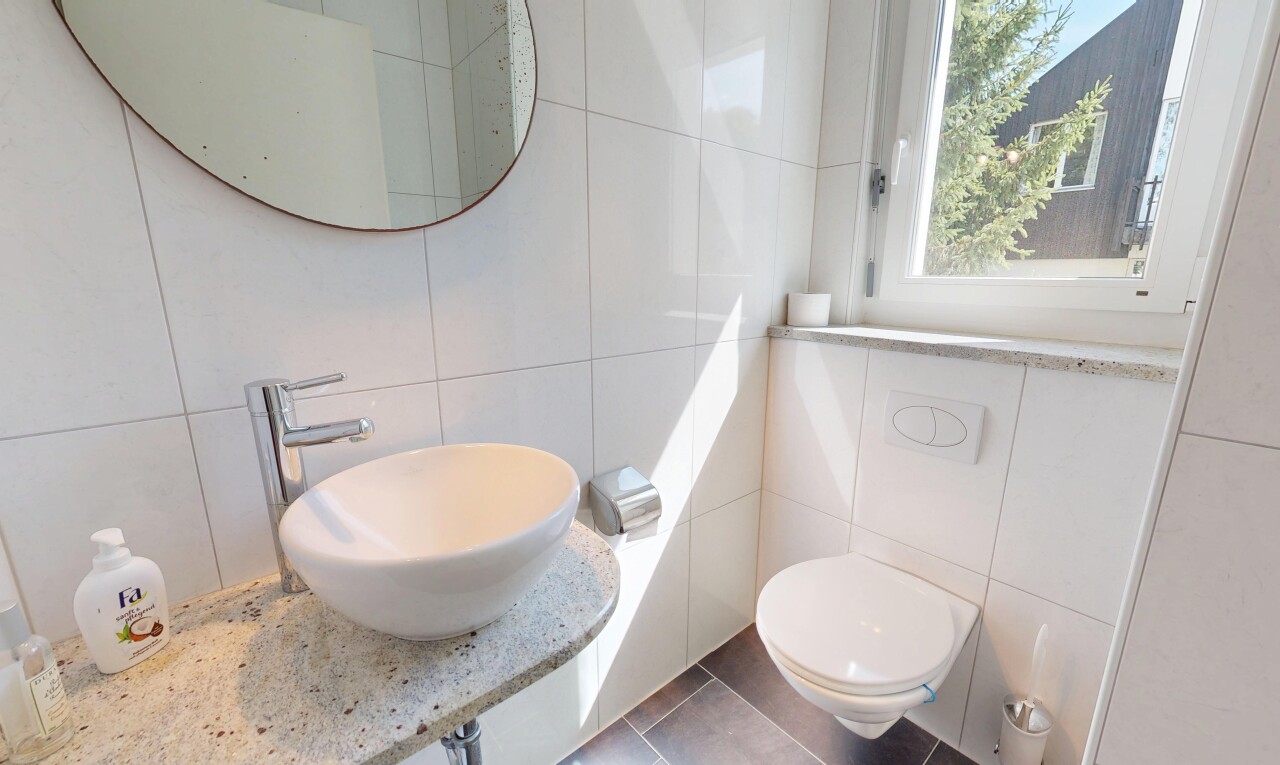 salle de bains avec miroir, évier, mur en carrelage, tile wall, et inside property