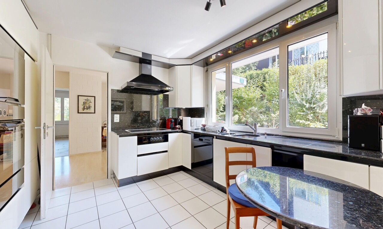 cuisine avec hotte, white cabinets, armoires blanches, dark countertops, et plans de travail