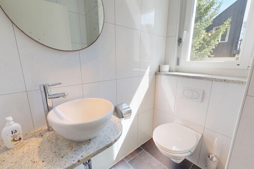 bad mit spiegel, waschbecken, fliesenwand, tile wall, und inside property