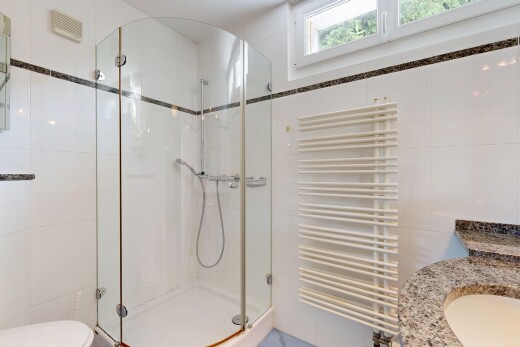 bad mit kühler, handtuchwärmer, tile wall, fliesenwand, und dusche