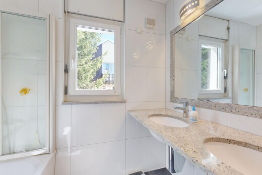 bad mit komplettes badezimmer, tile wall, fliesenwand, waschbecken, und doppelwaschtisch