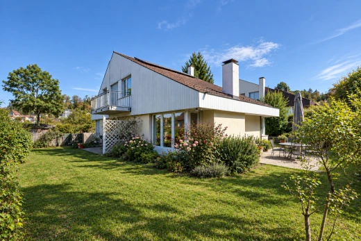 außenansicht mit schornstein, property visible, rasen, vertikale verkleidung, und balkon