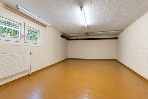 leerer raum mit kühler, finished concrete floor, inside property, concrete floor, und betonboden