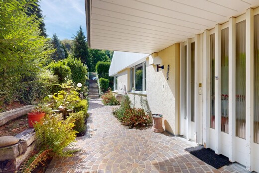 terrasse mit from property und treppen