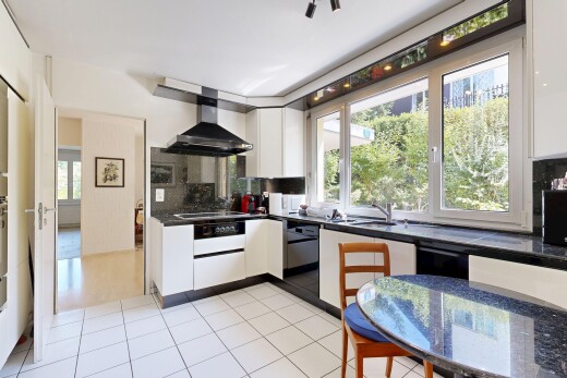küche mit dunstabzugshaube, white cabinets, weiße schränke, dark countertops, und arbeitsplatten