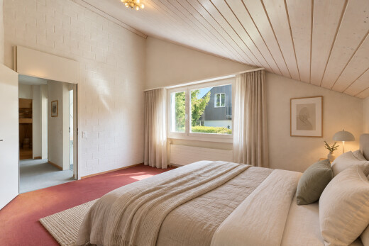 zimmer / schlafzimmer mit vaulted ceiling, dachschräge, wood ceiling, holzdecke, und carpet