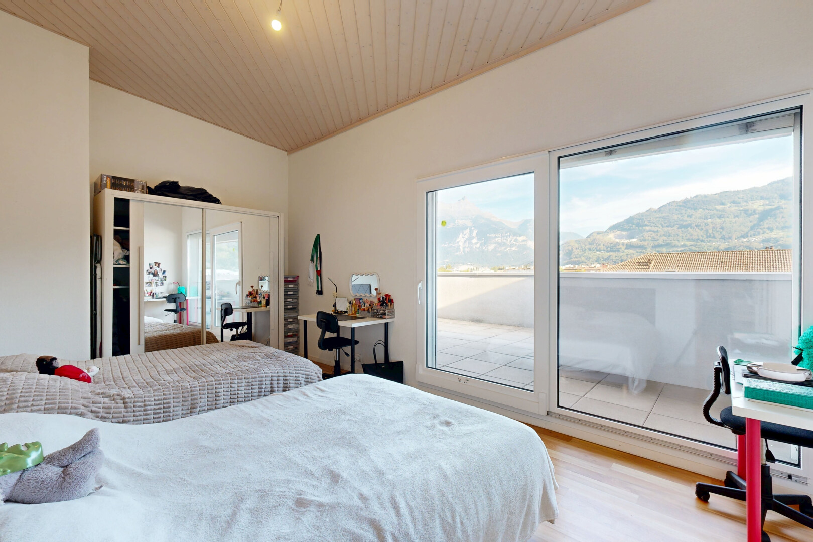 chambre avec espace bureau, drywall, cloison sèche, accès à l'extérieur, et vue sur la montagne