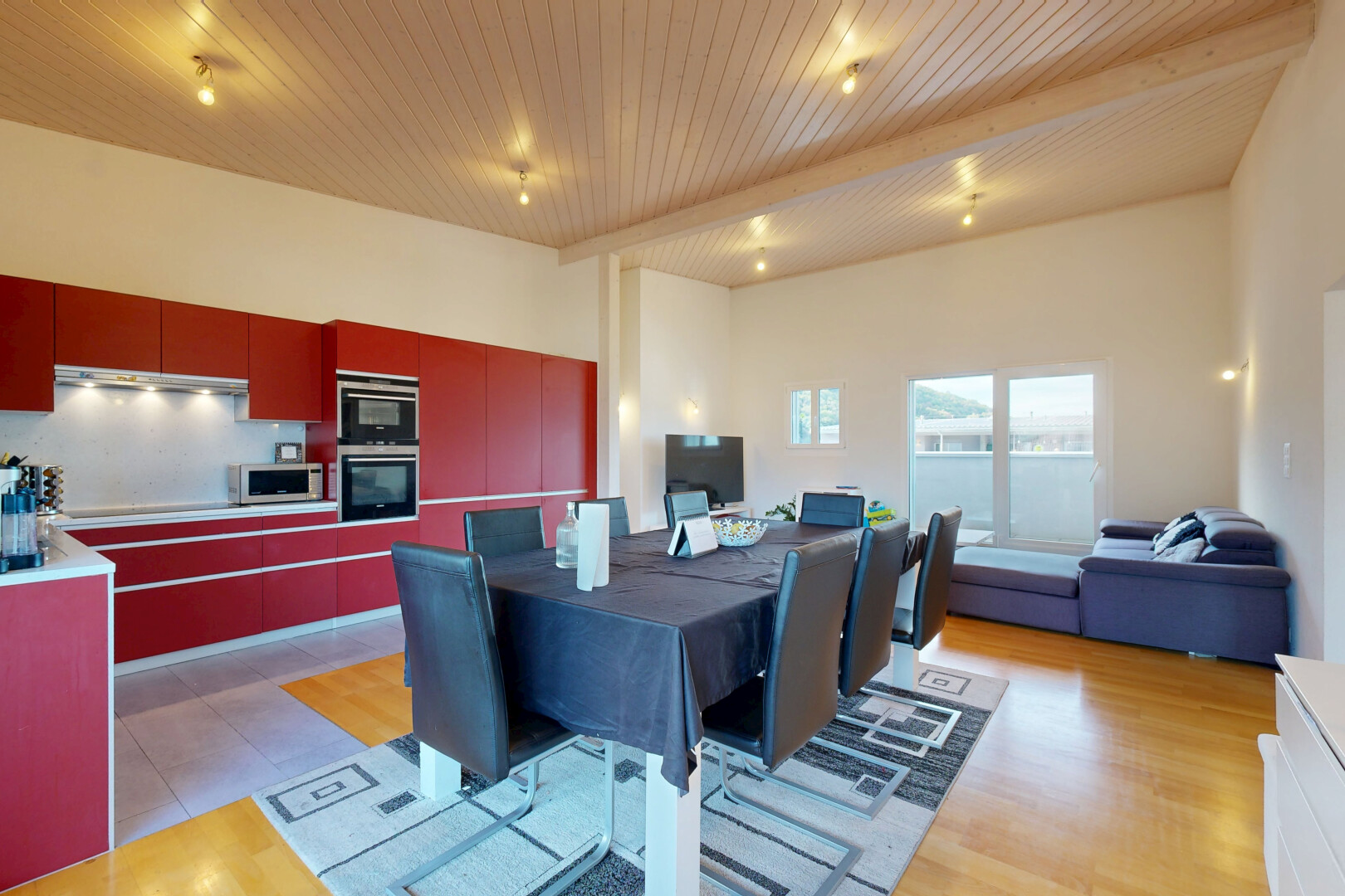 salon / salle à manger avec high end ceiling, light floor, drywall, cloison sèche, et wood ceiling