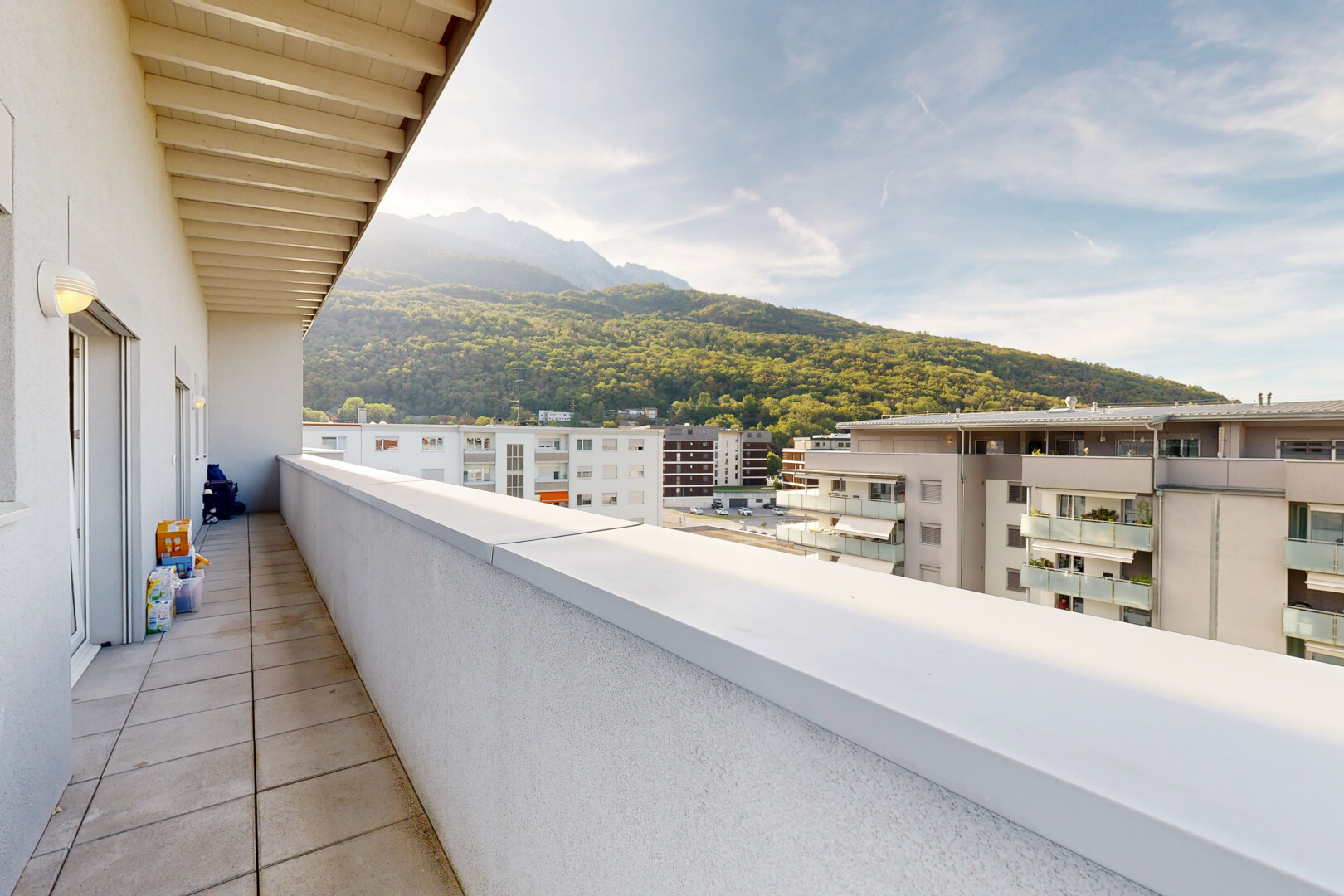 balcon avec balcon, day time, view focus, vue sur la montagne, et mountain view