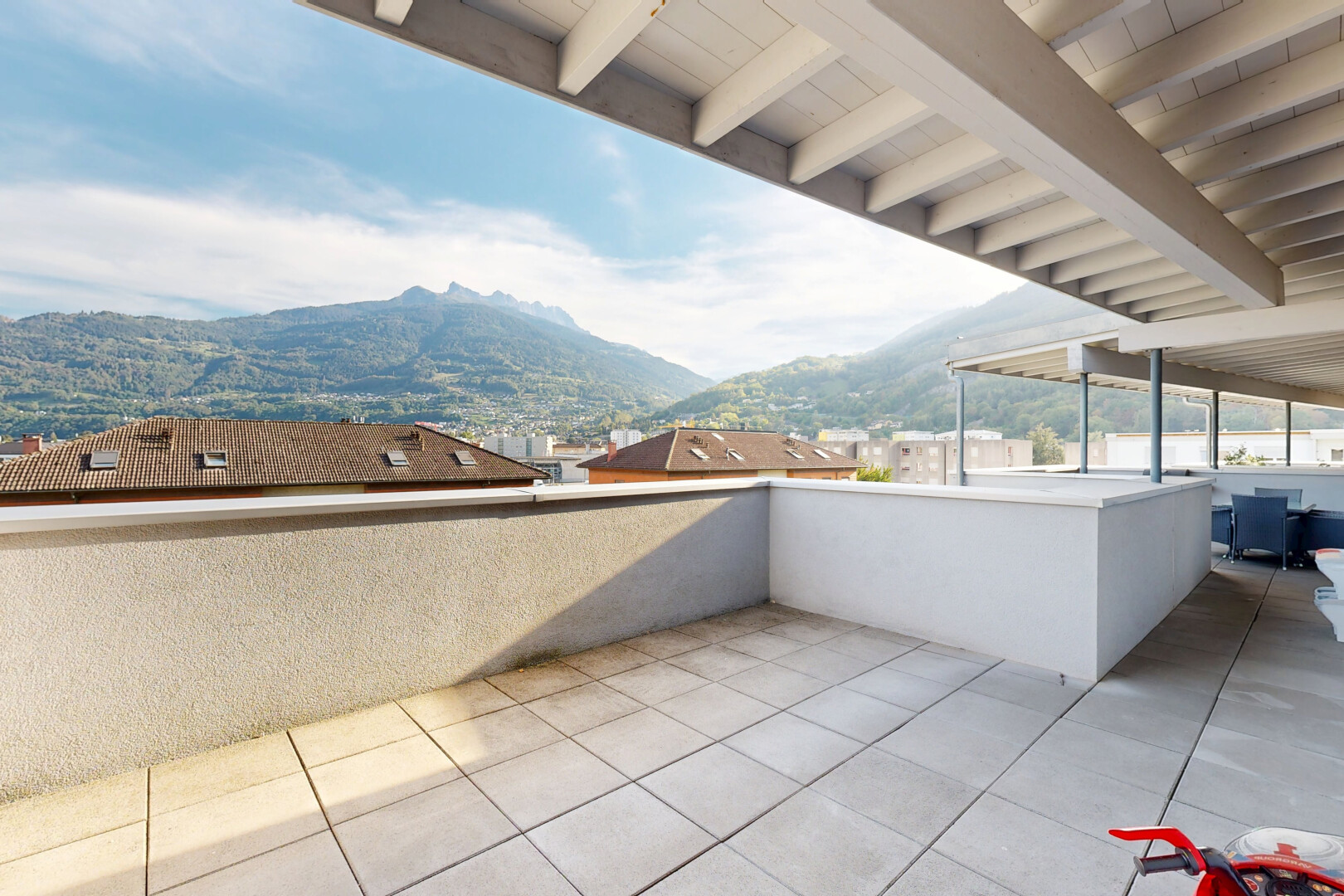 terrasse avec vue sur la montagne, mountain view, terrasse, day time, et view focus