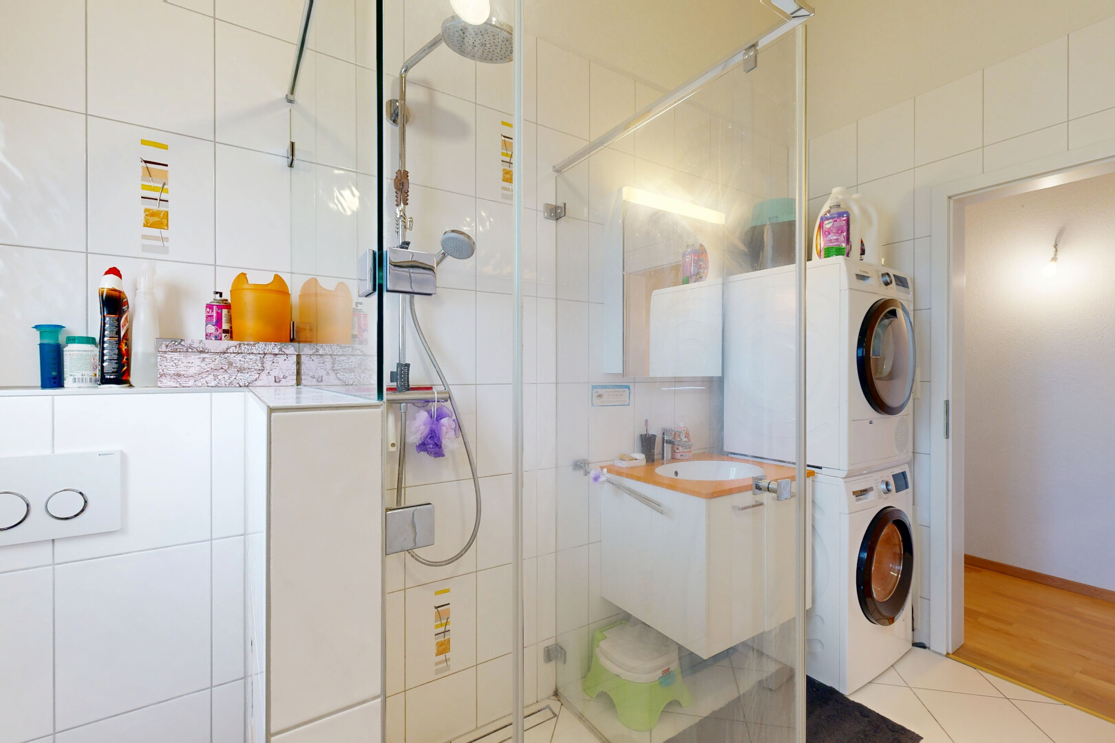 salle de bains avec douche, salle de bain complète, lave-linge et sèche-linge superposés, light floor, et sol en carrelage