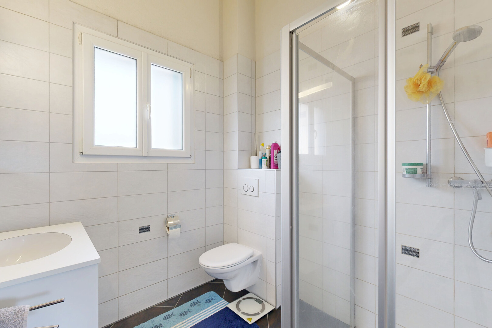 salle de bains avec douche, salle de bain complète, lavabo (ou coiffeuse selon le contexte), tile wall, et mur en carrelage