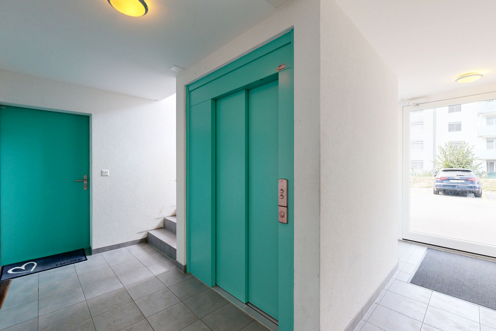 couloir avec ascenseur, inside community, escaliers, cloison sèche, et drywall