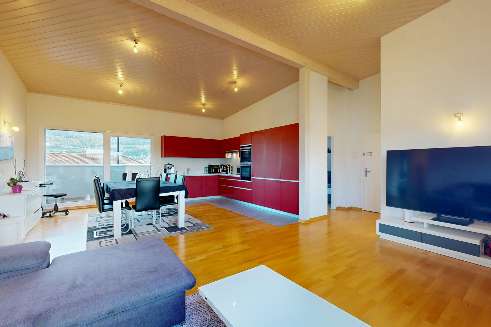 salon / salle à manger avec high ceiling, plafond haut, télévision, drywall, et cloison sèche