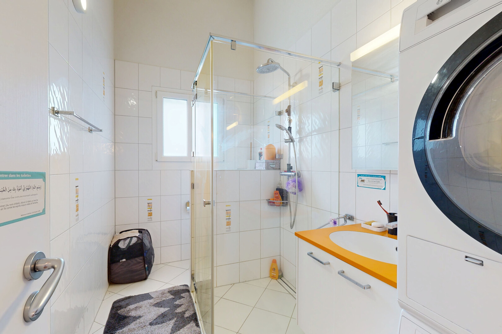 salle de bains avec lavabo (ou coiffeuse selon le contexte), douche, évier, salle de bain complète, et tile wall