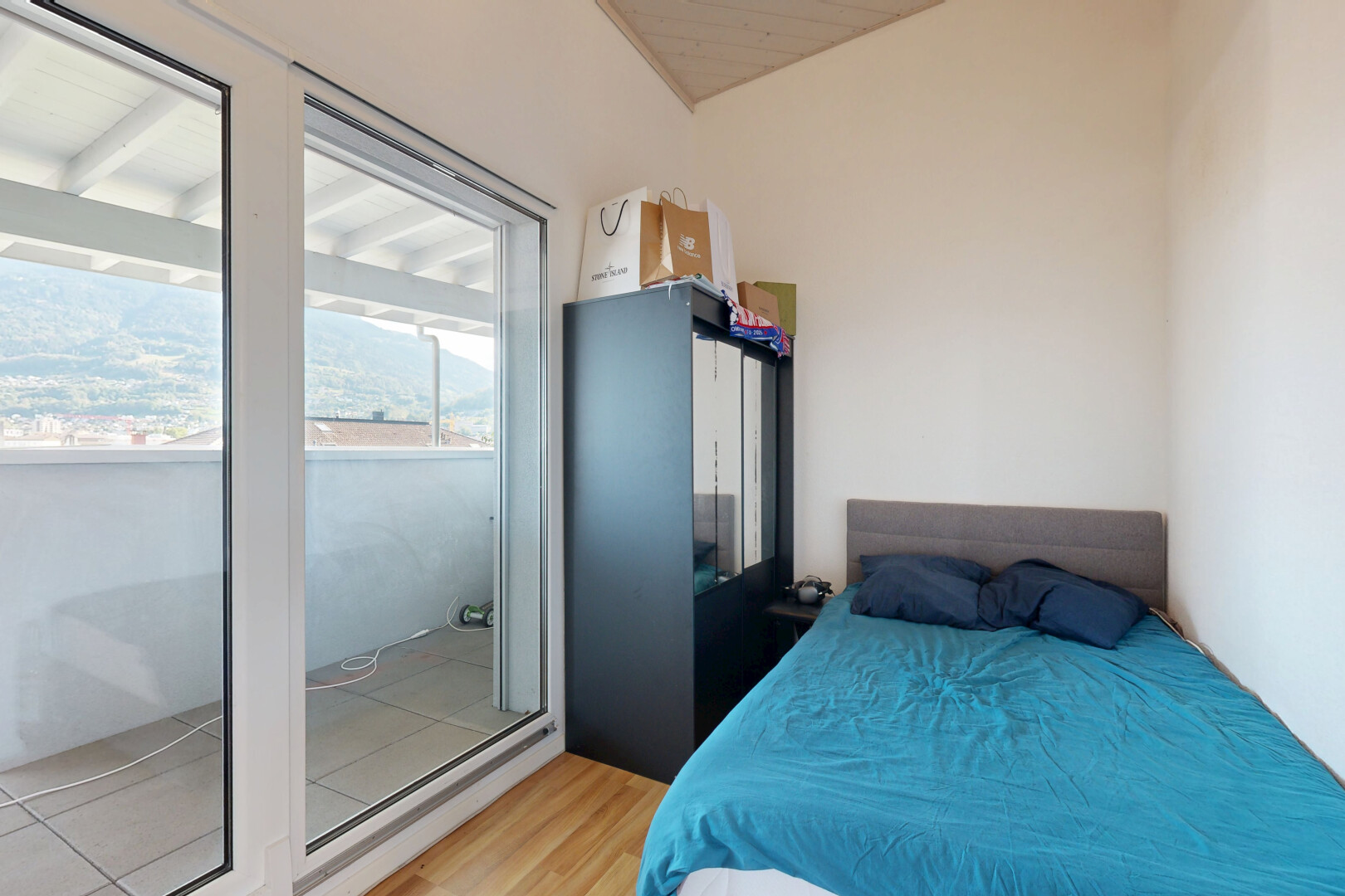 chambre avec inside property, drywall, cloison sèche, accès à l'extérieur, et wood finish floor