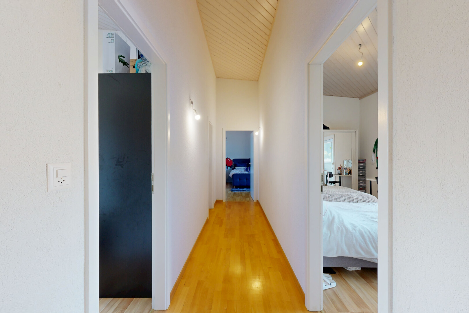 couloir avec sol en finition bois, wood finish floor, inside property, light floor, et cloison sèche