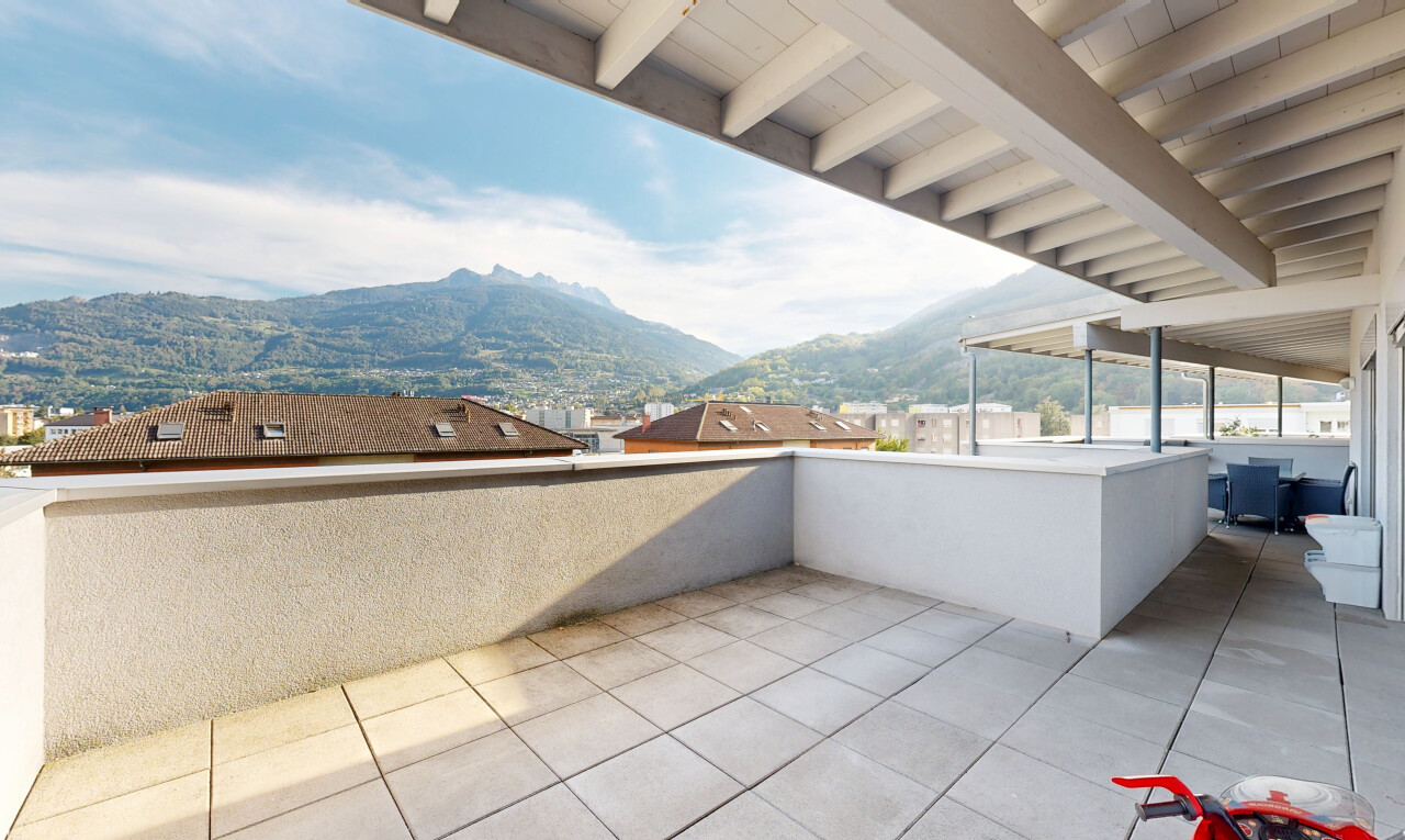 terrasse avec vue sur la montagne, mountain view, terrasse, day time, et view focus