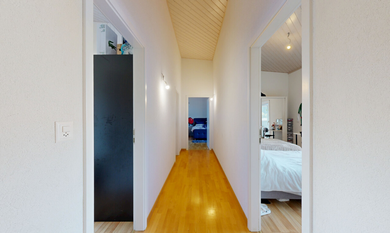 couloir avec sol en finition bois, wood finish floor, inside property, light floor, et cloison sèche