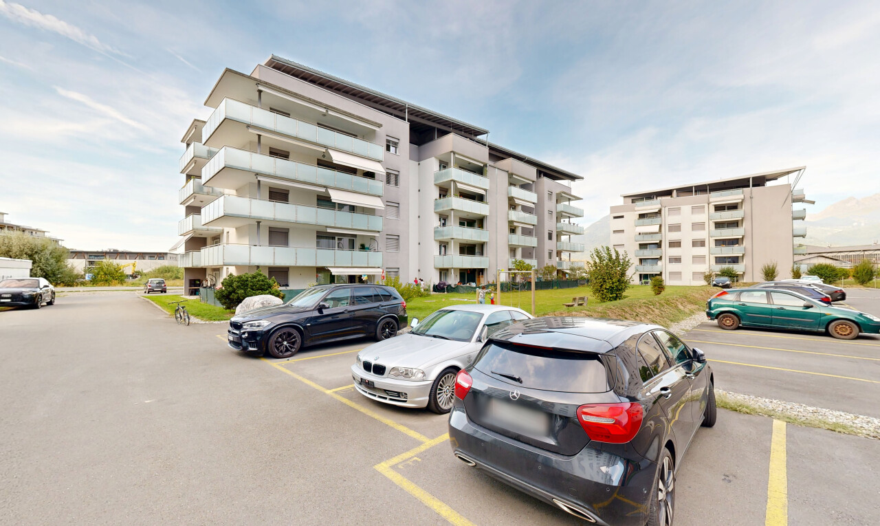 extérieur du bâtiment avec parking, from community, vue sur le complexe d'appartements, apartment complex view, et day time