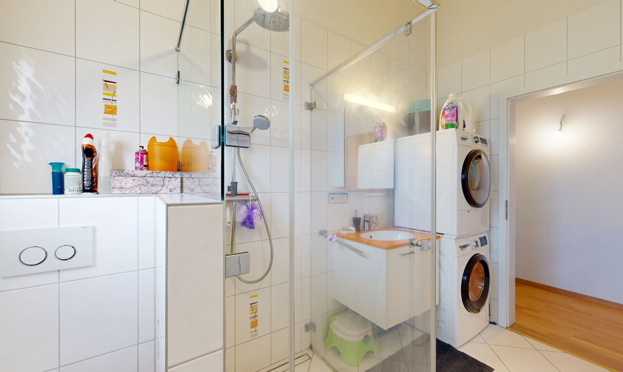 salle de bains avec douche, salle de bain complète, lave-linge et sèche-linge superposés, light floor, et sol en carrelage