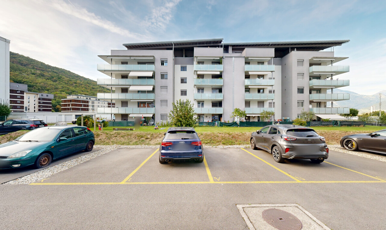 extérieur du bâtiment avec parking, from community, vue sur le complexe d'appartements, et apartment complex view