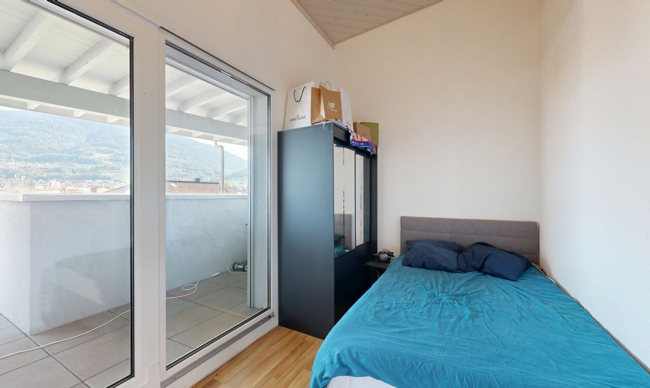 chambre avec inside property, drywall, cloison sèche, accès à l'extérieur, et wood finish floor