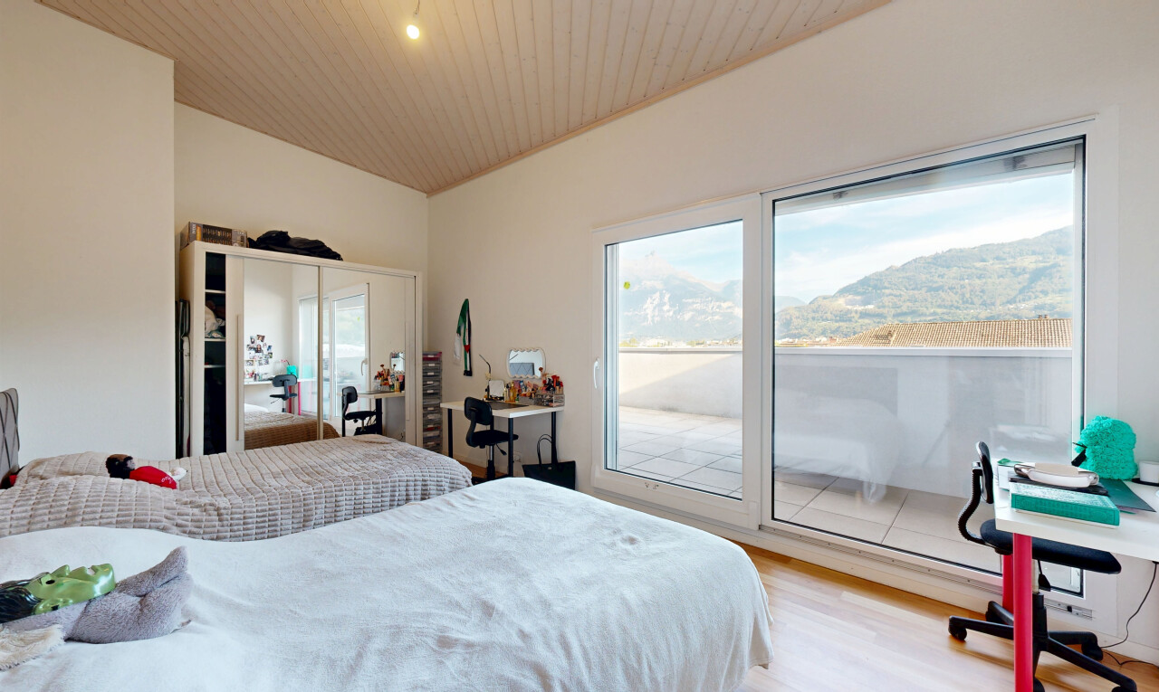 chambre avec espace bureau, drywall, cloison sèche, accès à l'extérieur, et vue sur la montagne