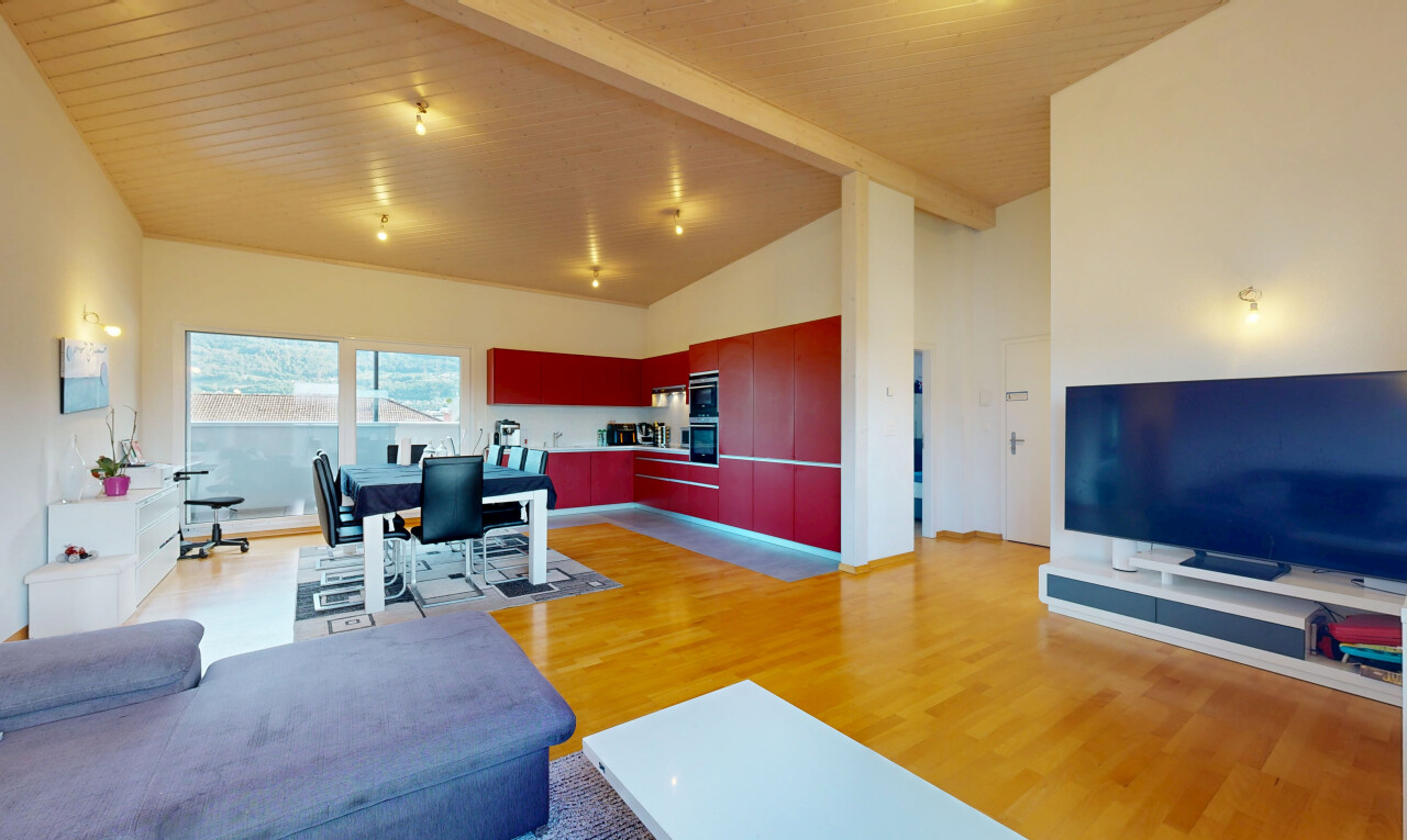 salon / salle à manger avec high ceiling, plafond haut, télévision, drywall, et cloison sèche