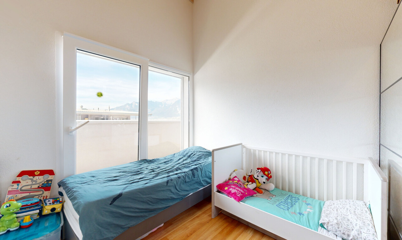 chambre avec wood finish floor, sol en finition bois, inside property, drywall, et cloison sèche