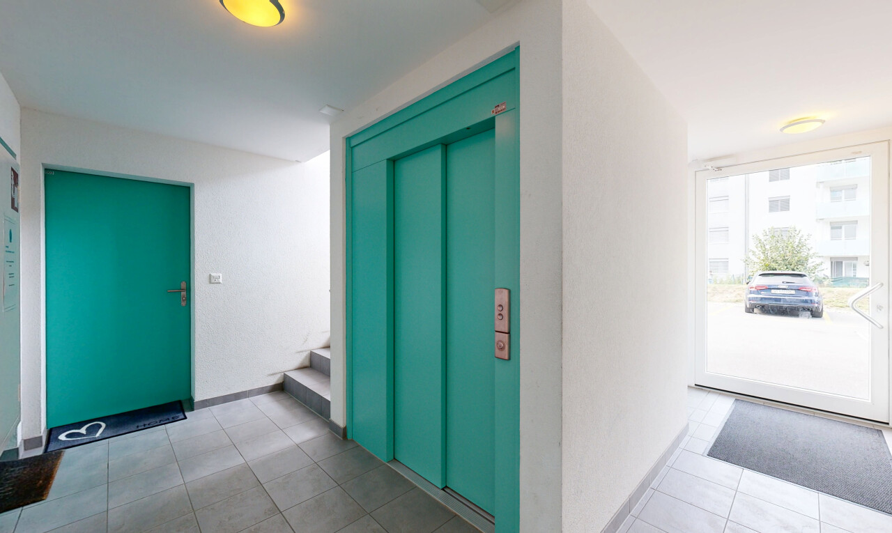 couloir avec ascenseur, inside community, escaliers, cloison sèche, et drywall