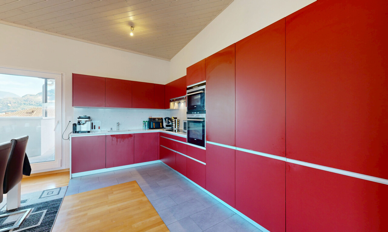 cuisine avec light countertops, plans de travail, light floor, évier, et flat panel cabinets