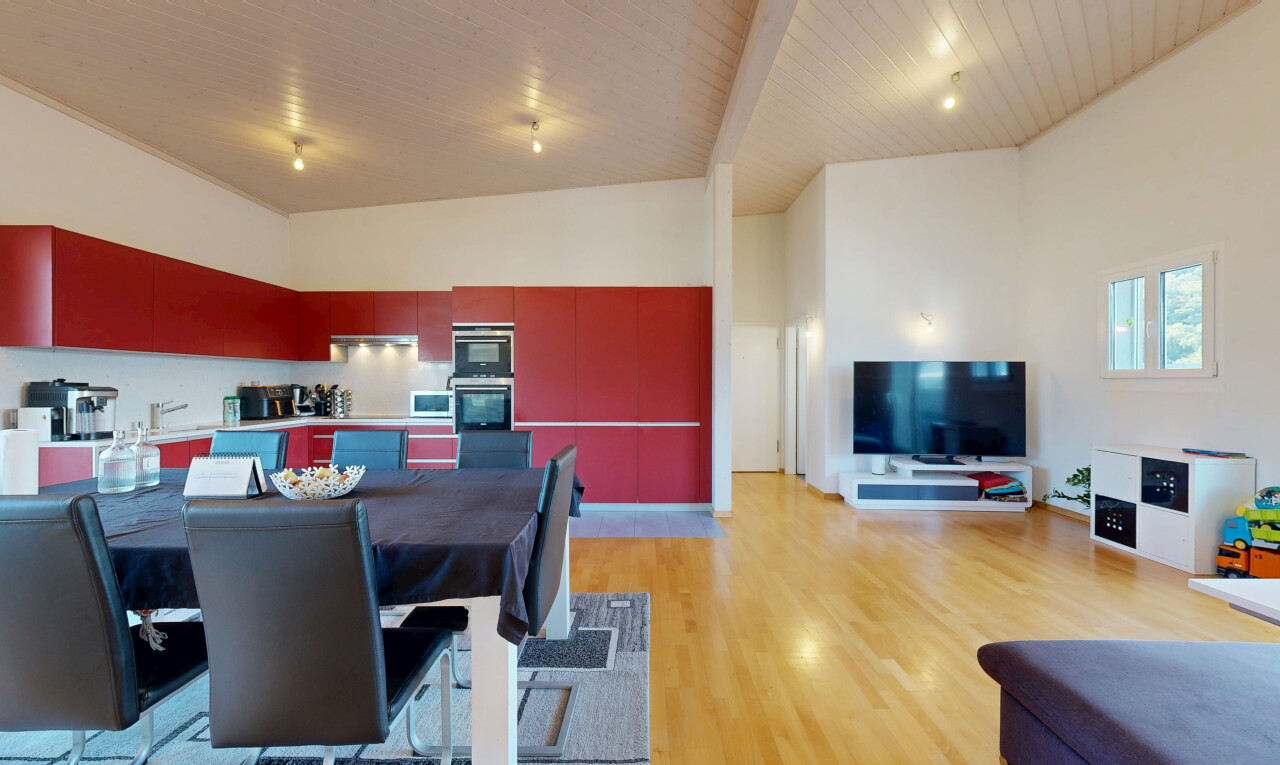 salon / salle à manger avec drywall, cloison sèche, télévision, high ceiling, et plafond haut