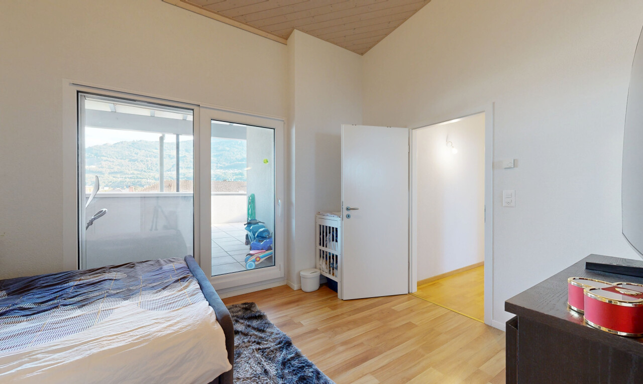 chambre avec high ceiling, plafond haut, drywall, cloison sèche, et wood finish floor