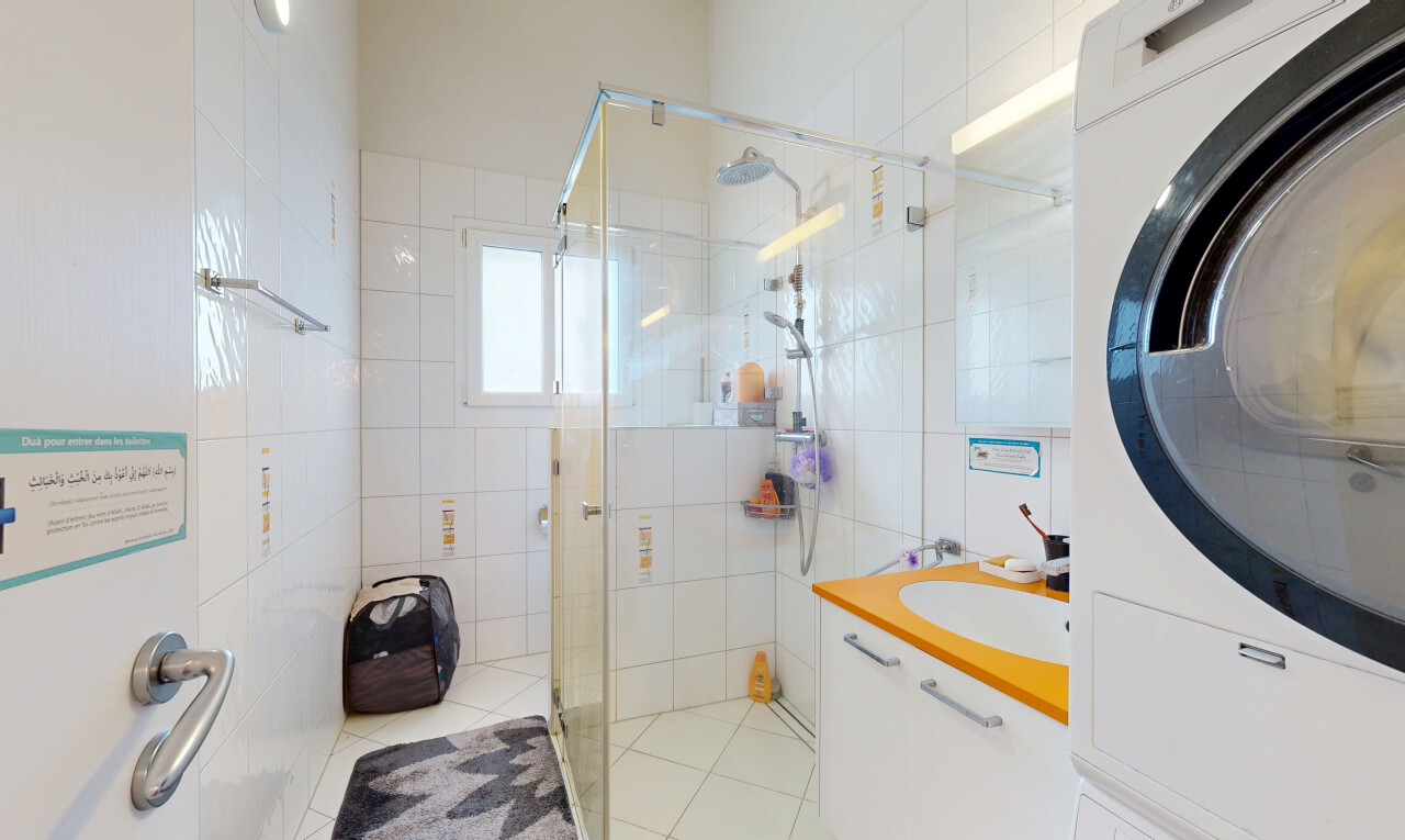 salle de bains avec lavabo (ou coiffeuse selon le contexte), douche, évier, salle de bain complète, et tile wall