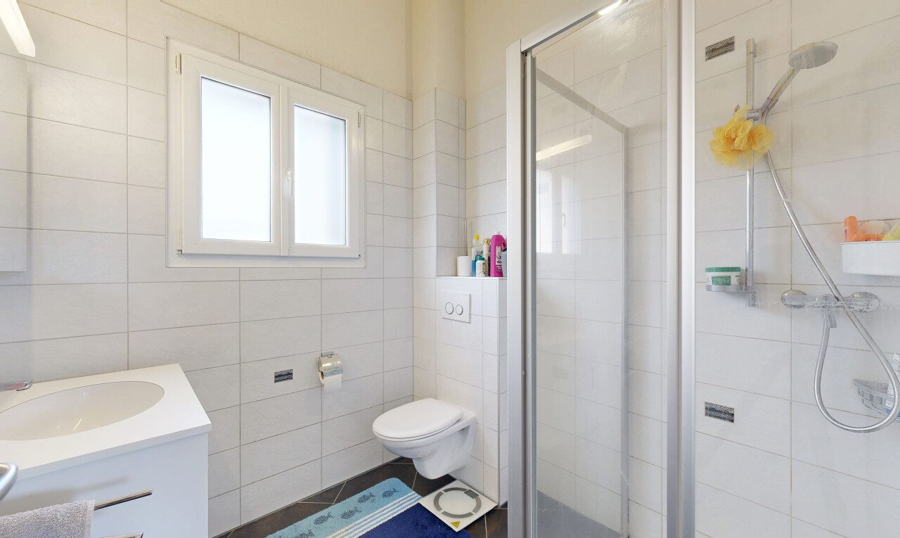 salle de bains avec douche, salle de bain complète, lavabo (ou coiffeuse selon le contexte), tile wall, et mur en carrelage